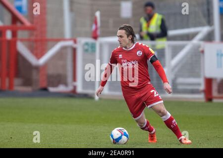 Crawley, Großbritannien. Februar 2021, 06th. Sam Matthews #20 von Crawley Town mit dem Ball in Crawley, UK am 2/6/2021. (Foto von Jane Stokes/News Images/Sipa USA) Quelle: SIPA USA/Alamy Live News Stockfoto