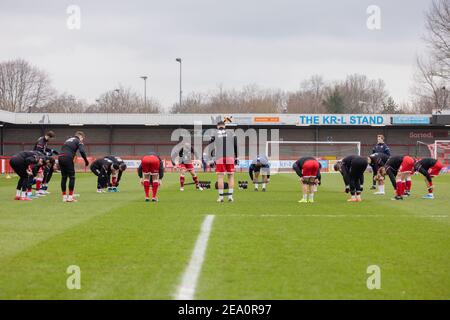 Crawley, Großbritannien. Februar 2021, 06th. Crawley Town FC Spieler während der Pre-Game Warmup in Crawley, UK am 2/6/2021. (Foto von Jane Stokes/News Images/Sipa USA) Quelle: SIPA USA/Alamy Live News Stockfoto