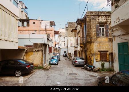 Eine Sammlung von Autos und Häusern in einer ruhigen Wohnstraße in der Innenstadt von Beirut, Libanon Stockfoto