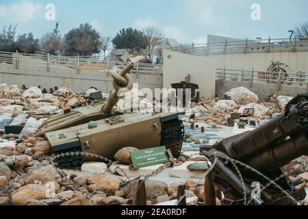 Ein Knoten im Fass eines gefangenen israelischen Panzers in der Mleeta Landmark, einem Museum, das den Rückzug Israels aus dem Libanon im Konflikt von 2000 markiert Stockfoto