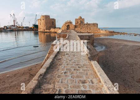 Neu errichtetes Gehweg zu den Resten des historischen Sidon Sea Castle in der Hafenstadt Sidon, Libanon Stockfoto