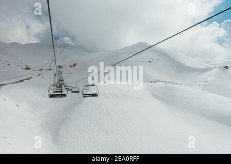 Ein Sessellift im Skigebiet Mzaar Kfardebian im Libanon, dem größten Wintersportort im Nahen Osten Stockfoto