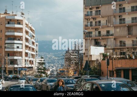 Chocker Straße Parkplatz und Wohnblocks am Stadtrand von Beirut, Libanon Stockfoto