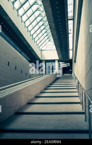 Schräge Treppe, große Halle, National Gallery of Canada, Ottawa, Ontario, Kanada Stockfoto