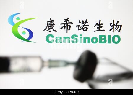 Ukraine. Februar 2021, 06th. In dieser Abbildung ist ein CanSinoBIO, auch bekannt als CanSino Biologics, ein chinesisches Impfstoffunternehmen, Logo vor einem Fläschchen und einer medizinischen Spritze zu sehen.China hat den Impfstoff Sinovac Biotech COVID-19 gegen Coronavirus für die Verwendung durch die Öffentlichkeit zugelassen, die von den Medien berichtet wird. Kredit: SOPA Images Limited/Alamy Live Nachrichten Stockfoto
