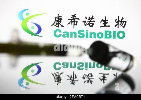 Ukraine. Februar 2021, 06th. In dieser Abbildung ist ein CanSinoBIO, auch bekannt als CanSino Biologics, ein chinesisches Impfstoffunternehmen, Logo vor einem Fläschchen und einer medizinischen Spritze zu sehen.China hat den Impfstoff Sinovac Biotech COVID-19 gegen Coronavirus für die Verwendung durch die Öffentlichkeit zugelassen, die von den Medien berichtet wird. Kredit: SOPA Images Limited/Alamy Live Nachrichten Stockfoto