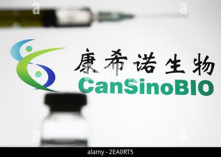 Ukraine. Februar 2021, 06th. In dieser Abbildung ist ein CanSinoBIO, auch bekannt als CanSino Biologics, ein chinesisches Impfstoffunternehmen, Logo vor einem Fläschchen und einer medizinischen Spritze zu sehen.China hat den Impfstoff Sinovac Biotech COVID-19 gegen Coronavirus für die Verwendung durch die Öffentlichkeit zugelassen, die von den Medien berichtet wird. Kredit: SOPA Images Limited/Alamy Live Nachrichten Stockfoto