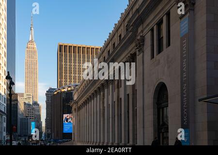 Blick auf das Empire State Building in New York City auf der 8th Ave Stockfoto