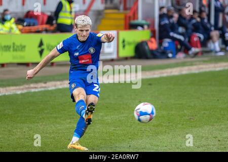 Crawley, Großbritannien. Februar 2021, 06th. Josh March #24 von Harrogate Town spielt den Ball in Crawley, UK am 2/6/2021. (Foto von Jane Stokes/News Images/Sipa USA) Quelle: SIPA USA/Alamy Live News Stockfoto