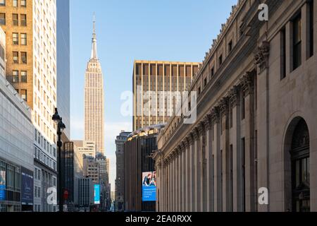 Blick auf das Empire State Building in New York City auf der 8th Ave Stockfoto