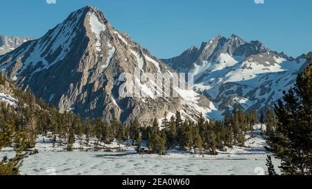 Verschneite Sierra Nevada Landschaft Stockfoto