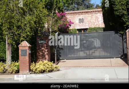 Beverly Hills, California, USA 6th. Februar 2021 EIN allgemeiner Blick auf die Atmosphäre des Schauspielers Mickey Rourke und des Models Carre Otis ehemaliges Haus am 1020 Benedict Canyon Drive am 6. Februar 2021 in Beverly Hills, Kalifornien, USA. Foto von Barry King/Alamy Stockfoto Stockfoto