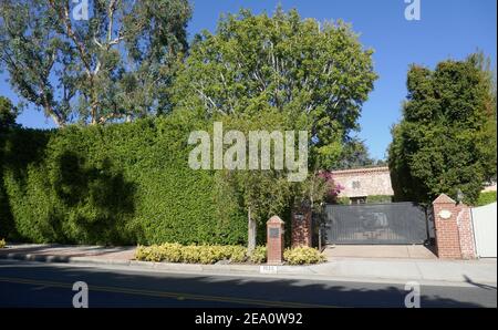 Beverly Hills, California, USA 6th. Februar 2021 EIN allgemeiner Blick auf die Atmosphäre des Schauspielers Mickey Rourke und des Models Carre Otis ehemaliges Haus am 1020 Benedict Canyon Drive am 6. Februar 2021 in Beverly Hills, Kalifornien, USA. Foto von Barry King/Alamy Stockfoto Stockfoto