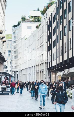 Menschen, die in Gesichtsmasken in die Innenstadt laufen. Neuer Normalwert. Menschen tragen Gesichtsmaske und pflegen soziale Distanzierung. Italien im Coronavirus COVID-19 Stockfoto