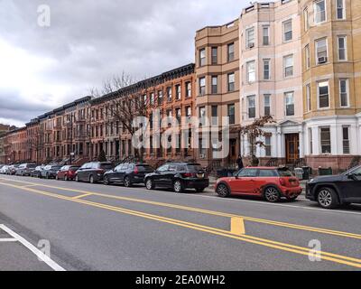 Row of New York City, USA - Dezember 27 2020: Sandsteinhäuser an einer Straße mit geparktem Auto in Park Slope, Brooklyn Stockfoto