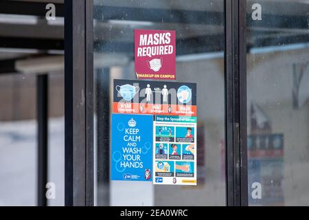 Bloomsburg, Usa. Februar 2021, 06th. Covid-Zeichen sind auf einer Busstation auf dem oberen Campus der Bloomsburg University zu sehen.die Bloomsburg University verlangt, dass alle Studenten zwischen dem 9th. Und 14th. Februar einen Covid-Test erhalten, wenn sie zum Frühjahrssemester 2021 auf den Campus zurückkehren. Kredit: SOPA Images Limited/Alamy Live Nachrichten Stockfoto