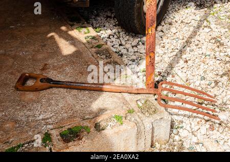 Gartengabel Liegt Auf Dem Bürgersteig Stockfoto