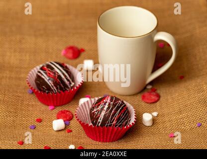 Schokoladenbomben gefüllt mit Hot Cocoa Mix und Marshmallows Stockfoto