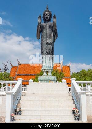 Stehende Buddha-Statue im Wat Khun Samut Chin, einem buddhistischen Tempel in der Provinz Samut Prakan in Thailand. Der Tempel ist durch das Meer umgeben Stockfoto