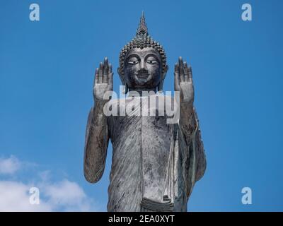 Stehende Buddha-Statue im Wat Khun Samut Chin, einem buddhistischen Tempel in der Provinz Samut Prakan in Thailand. Der Tempel ist durch das Meer umgeben Stockfoto