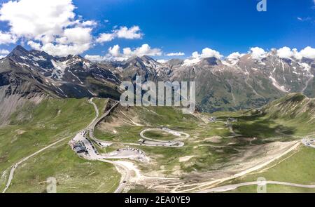 Luftdrohnenaufnahme der Serpentinenhochalpenstraße Taxenbacher Fusch Unterhalb der Edelweissspitze im Großglockner in Österreich Stockfoto