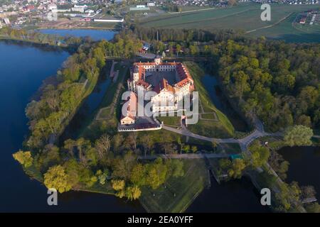 Über dem Schloss Nesvizh an einem sonnigen Maitag (Luftaufnahme). Neswisch, Weißrussland Stockfoto