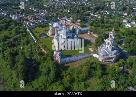 Draufsicht auf das alte Borisoglebski Kloster am Julinachmittag (Erschießen aus dem Quadrocopter). Torschok, Russland Stockfoto
