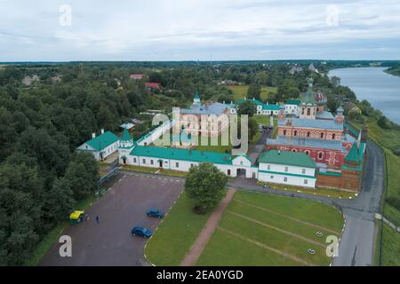 Blick aus der Höhe auf das Staroladoschski Nikolski-Kloster an einem bewölkten Augusttag. Staraya Ladoga, Russland Stockfoto