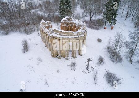 Draufsicht auf die Ruinen der alten Kirche der Heiligen Dreifaltigkeit im Dorf Pyataya Gora an einem düsteren Februartag. Leningrad, Russland Stockfoto