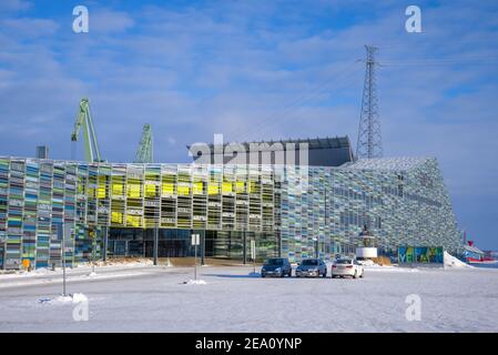 KOTKA, FINNLAND - 25. FEBRUAR 2018: Am Eingang zum Seezentrum Vellamo im Februar Nachmittag Stockfoto