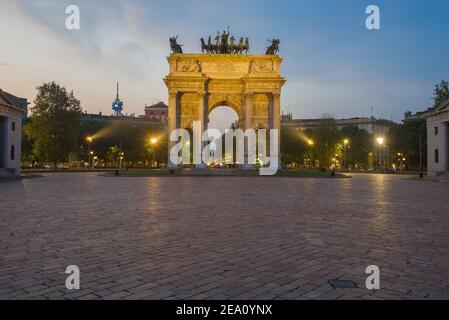 MAILAND, ITALIEN - 27. SEPTEMBER 2017: Blick auf den Triumphbogen (Porta Sempione) in der Septemberdämmerung Stockfoto