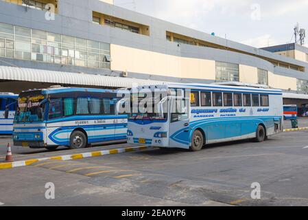 BANGKOK, THAILAND - 14. DEZEMBER 2018: Zwei Mercedes-Benz Busse verschiedener Generationen im Gebäude des Northern Bus Terminals Stockfoto