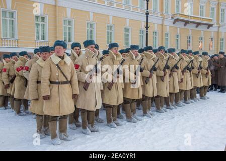 SANKT PETERSBURG, RUSSLAND - 24. JANUAR 2019: Soldaten in Winteruniformen während des Großen Vaterländischen Krieges in den Reihen. Generalprobe der Militärparade Stockfoto