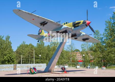 LEBYAZHYE, RUSSLAND - 06. JUNI 2019: Sowjetische Attacke auf das Flugzeug IL-2 an einem sonnigen Maitag. Fragment der Gedenkstätte 'die Täter des Leningrader Himmels' Stockfoto