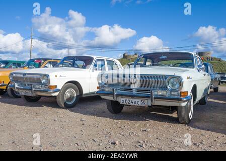 KRONSTADT, RUSSLAND - 14. SEPTEMBER 2019: Sowjetische Autos Wolga GAZ-24 auf der Ausstellung von Retro-Transport 'Fortuna-2019' Stockfoto