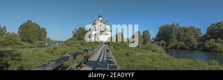 Sommerpanorama mit der alten Kathedrale der Smolensker Ikone der Gottesmutter. Olonets, Karelien Stockfoto