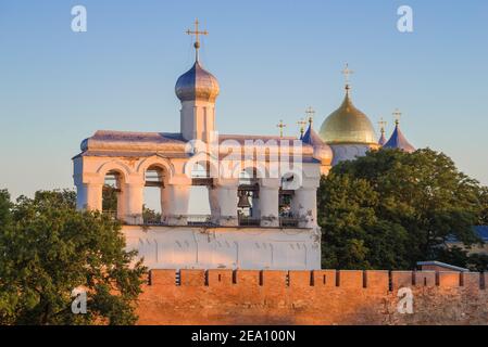 Der Glockenturm der Sophienkathedrale in der Nähe am frühen Julimorgen. Kreml von Weliki Nowgorod, Russland Stockfoto