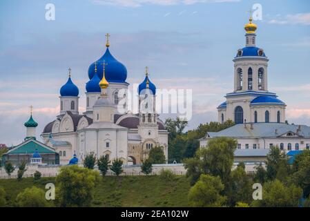 Blick auf die Tempel des Heiligen Bogoljubsky Nonnenkloster an einem Augustmorgen. Bogolyubowo, Region Wladimir. Russland Stockfoto