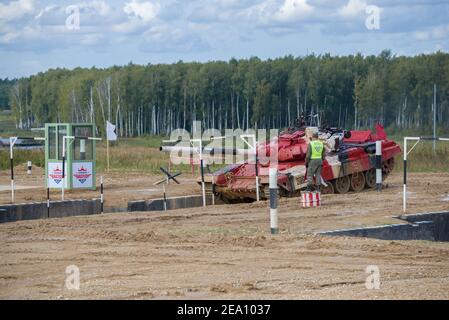 ALABINO, RUSSLAND - 27. AUGUST 2020: Der Panzer des russischen Teams beginnt, das "Moat"-Hindernis zu passieren. Fragment von Tank Biathlon. Internationale Kriegsspiele Stockfoto