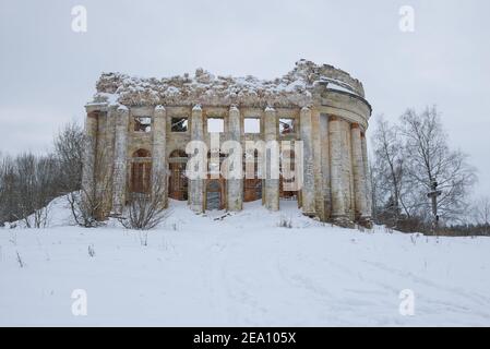 Die Ruinen der alten Kirche der Heiligen Dreifaltigkeit im Dorf des Fünften Berges sind ein düsterer Februartag. Leningrad, Russland Stockfoto