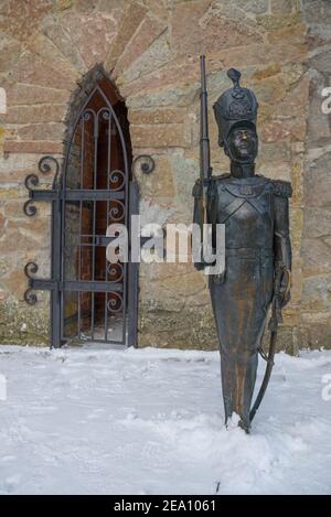 SOSNOWY BOR, RUSSLAND - 01. FEBRUAR 2021: Skulptur eines Zinnsoldaten an einem Wintertag. Fragment der Kinderstadt Andersengrad. Sosnovy Bor Stockfoto