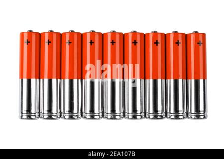 Rote Batterie. Alkali-Mangan-Batterie auf weißem Hintergrund mit Abschneideweg isoliert. Neue Alkaline-AA-Batterie mit isoliertem Kopierbereich auf weißem Hintergrund Stockfoto