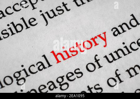 Selektiver Fokus auf die rote Wortgeschichte. Makroaufnahme gedruckt rot Farbe Wort Geschichte auf einem Stück Papier. Stockfoto