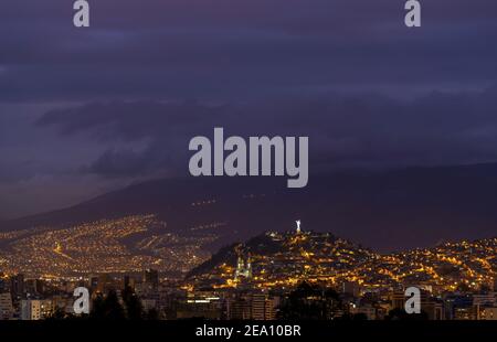 Nächtliche Skyline von Quito mit dem Panecillo Hill und der apokalyptischen Jungfrau Maria von Quito, Ecuador. Stockfoto