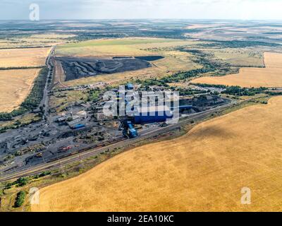 Industriegebäude und -Strukturen. Unterirdische Mine. Stockfoto