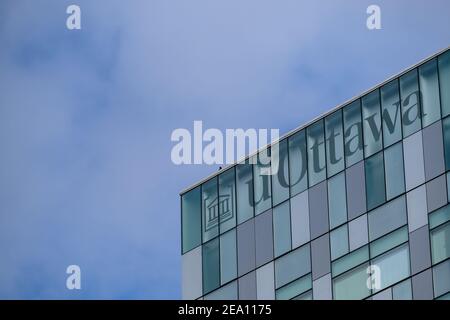 Ottawa, Ontario, Kanada - 6. Februar 2021: Ein uOttawa-Logo auf dem Gebäude der Fakultät für Sozialwissenschaften der Universität Ottawa auf dem Campus in der Innenstadt. Stockfoto