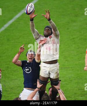 Twickenham, Großbritannien. Februar 2021, 06th. Twickenham Stadium, London 6th Feb 2021 Englands Maro Itoje kämpft mit George Turner während ihres Six Nations-Spiels gegen Schottland um den Ball. Bild-Kredit : Kredit: Mark Pain/Alamy Live Nachrichten Stockfoto