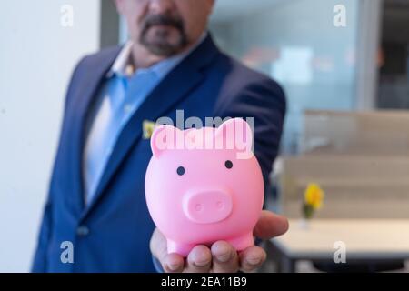 Mitarbeiter feiern Geschäftserfolg mit Papiergeld Stockfoto