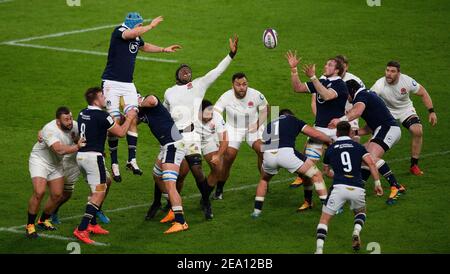 Twickenham, Großbritannien. Februar 2021, 06th. Twickenham Stadium, London 6th Feb 2021 Schottland dominieren eine Linie. Bild-Kredit : Kredit: Mark Pain/Alamy Live Nachrichten Stockfoto