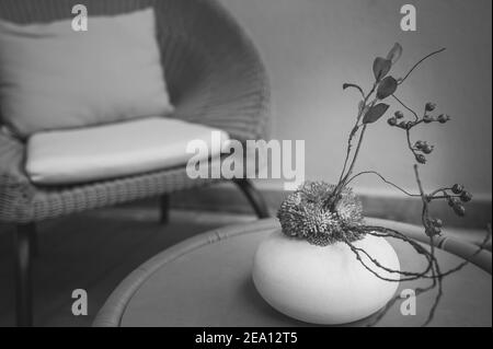 Minimalistischer Stil Innenarchitektur der Terrasse in der Villa. Rattan gewebt Möbel mit Glas auf dem Tisch und bequeme Kissen im Stuhl. Stockfoto